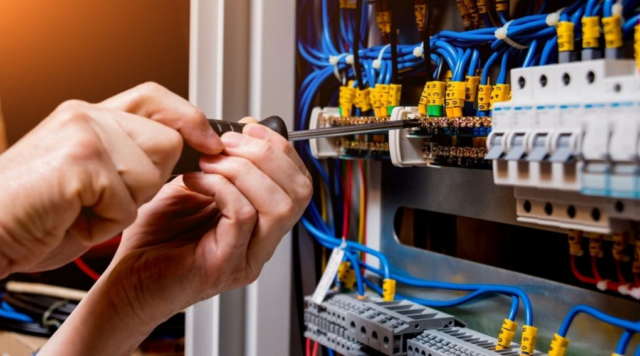 Specjalista ds. instalacji elektrycznych z doświadczeniem w montażu i podłączaniu szaf siłowych oraz umiejętnością czytania schematów